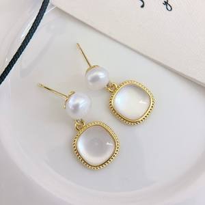 ต่างหูมุกน้ำจืดสไตล์ฝรั่งเศสย้อนยุค ดีไซน์สวยหรู ใช้งานได้หลากหลาย แฟชั่นใหม่สำหรับผู้หญิง - Product Image 2