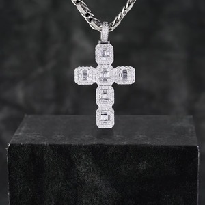 Pendentif Croix Unisexe en Moissanite Plaqué Rhodium et Argent 925 avec Diamant Taille Émeraude Sertie en Canal, Bijou Religieux, Cadeau - Product Image 1
