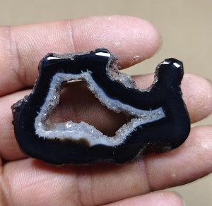 Colgante de Ágata Druzy Natural en Rodaja, Piedra Geoda Irregular Negra y Blanca Pulida para Joyería y Artesanía - Product Image 1