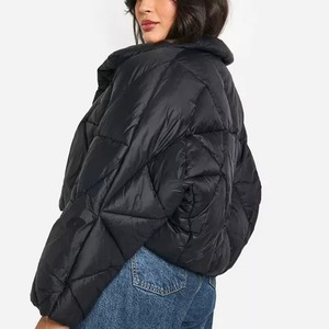 Manteau d'hiver chaud en duvet pour femme OEM, veste matelassée noire en polyester à col montant, manches longues, épaisse, avec logo sur le devant, tendance et polyvalente - Product Image 5