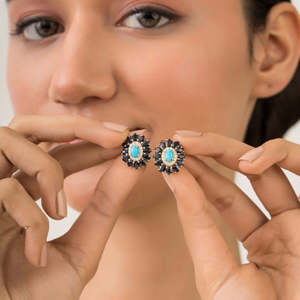 ต่างหูทองคำ 14K ประดับดอกไม้ แซฟไฟร์ และเทอร์ควอยซ์ ทรงกลมแบบอาร์ตเดโค - Product Image 3