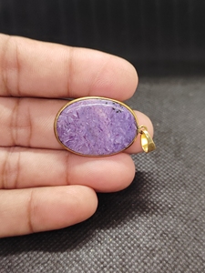 Pendentif en laiton avec charoïte naturelle |   Pendentif en laiton avec cabochon en pierre précieuse violette |   Pendentif de bijoux artisanal en gros - DESCRIPTION DU PRODUIT - Product Image 4
