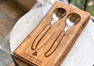 Juego de dos utensilios para servir ensalada con mangos curvos de madera, acabado plateado espejo con madera de olivo marrón, para el hogar, hoteles y restaurantes, hechos a mano. - Product Image 3