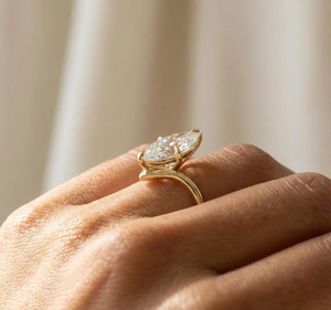 Bague de fiançailles solitaire en or massif 14K/18K avec diamant de laboratoire 2 carats taille marquise, alliance de mariage incurvée en V, cadeau d'anniversaire - Product Image 5