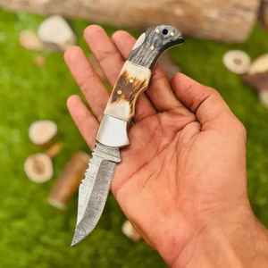 Navaja de bolsillo plegable de acero de Damasco hecha a mano con mango de madera y funda de cuero, compatible con OEM, para uso diario. - Product Image 2