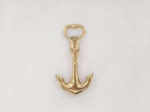 Abridor de Botellas de Metal con Acabado Dorado de Lujo, Diseño Elegante para Accesorios de Bar Premium, Colección de Regalos, Superficie Pulida Duradera - Product Image 4