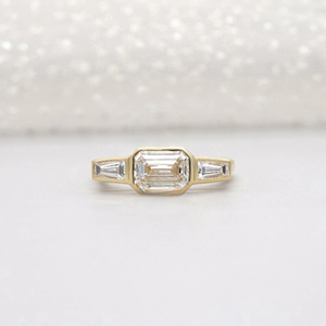 Bague de fiançailles en or jaune 14 carats avec diamant de laboratoire certifié IGI, taille émeraude, 2 carats - Product Image 1