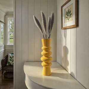 Jarrón Decorativo Moderno de Metal Amarillo para Mesa, Diseño Geométrico Hecho a Mano, 39 cm de Altura - Product Image 3