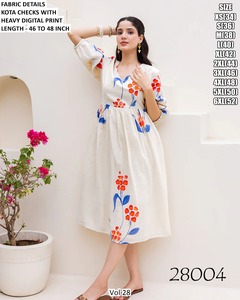 Robe de bal mi-longue en tissu non tissé Blossom Breeze, broderie florale, respirante et confortable - Product Image 2