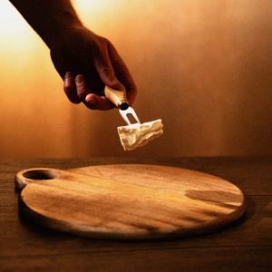 Tabla de Cortar Redonda de Madera de Acacia Premium, Diseño Grueso y Resistente, Apta para Cuchillos, para Cortar, Servir, Uso en la Cocina y Decoración - Product Image 3