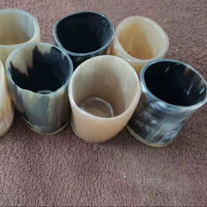 Verres à shot authentiques en corne de vache nordique, polis, avec motif Arbre de Vie Viking, pour la revente aux États-Unis, style animalier - Product Image 1