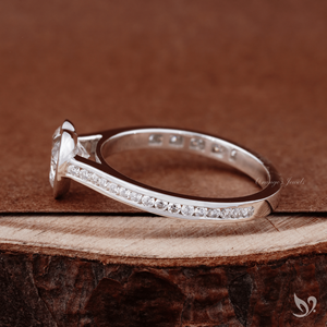Anillo de diamante cultivado en laboratorio con corte en forma de corazón, inspirado en el amor, con engaste de bisel de 1.0 quilates y banda de canal en oro blanco de 10k. - Product Image 3