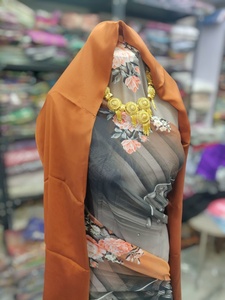 Dirac gris suizo alemán con estampado floral abstracto de melocotón |   Vestido somalí de lujo con bordado Gorgor a juego - Product Image 2