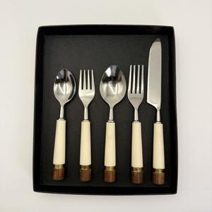 Ensemble de couverts en acier inoxydable avec manche en résine de forme ronde, finition miroir, manche argenté, pour la maison et l'hôtel - Product Image 2