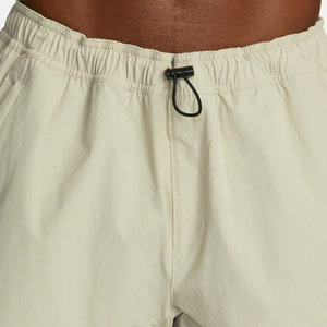 Shorts de sport pour hommes à taille haute avec logo personnalisé sur le devant, couleur unie, séchage rapide, coupe oversize, entrejambe de 5 pouces, respirant, en toile imperméable - Product Image 6