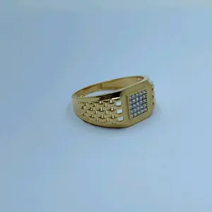 Exquisito Anillo de Sello Chapado en Oro de 22K para Hombre con Zirconia Cuadrada y Banda con Patrón de Ladrillo Intrincado - Product Image 1