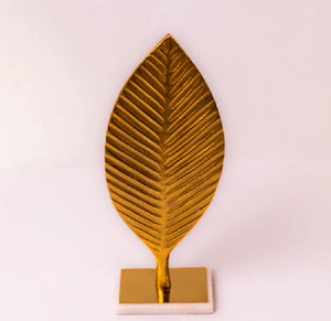 Paire de feuilles dorées contemporaines en fil métallique sur bases noires élégantes pour une touche urbaine chic. Disponible à prix de gros. - Product Image 2