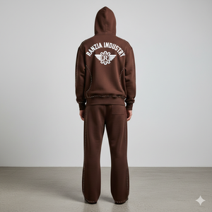 Sweat à capuche zippé avec logo personnalisé Ranzia Industry, écologique, orné de strass, et pantalon de jogging avec patch brodé. - Product Image 4