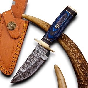 มีดแค้มปิ้งเหล็กดามัสกัสแบบกำหนดเองขายดี ด้ามไม้ปักก้าสีน้ำเงิน พร้อมการ์ดทองเหลือง แข็งแรงทนทาน - Product Image 1