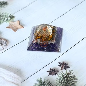 Pyramide de cristal de luxe avec éclats de pierre de soleil œil de tigre, pyramide de cristal d'améthyste faite à la main avec éclats de pierres précieuses et incrustation de bobine de cuivre - Product Image 3
