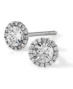 Boucles d'oreilles clous en diamant de laboratoire taille ronde avec halo pavé en platine - Product Image 1