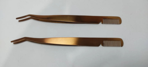 Pince à épiler professionnelle 2-en-1 en or rose et bronze avec logo personnalisé, peigne intégré, outil d'isolation des cils incurvé en acier inoxydable à pointe fine - Product Image 4