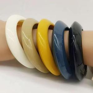 Ensemble de bracelets en résine céramique de qualité supérieure, motif géométrique rayé, multicolore, bijoux unisexes tendance et élégants pour femme - Product Image 5