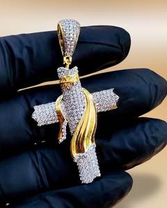 Colgante de Cruz de Lujo con Incrustaciones de Moissanita, Plata 925 con Baño de Oro de 18K, Amuleto Religioso Cristiano, Joyería Unisex - Product Image 1