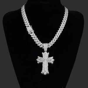 Colgante de Diamante Moissanite de Calidad de Exportación con Acabado Plateado para Mujer, Joyería Elegante y para Regalo, Disponible para la Venta - Product Image 4