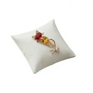 Elegante Broche de Gato Dorado de Moda con Gemas de Cristal Rojas y Amarillas, Pin de Solapa Elegante, Joyería para Mujeres y Hombres - Product Image 1