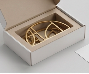 Porte-serviettes en métal plaqué or de qualité supérieure avec un design classique et moderne, parfait pour des tables élégantes et une décoration raffinée - Product Image 6