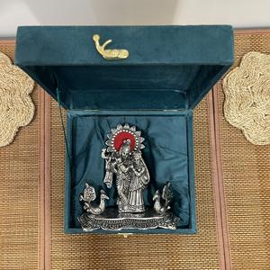 RADHA KRISHNA PLAQUÉ ARGENT AVEC PAON DÉCORATIF ET EMBALLAGE CADEAU - Product Image 1