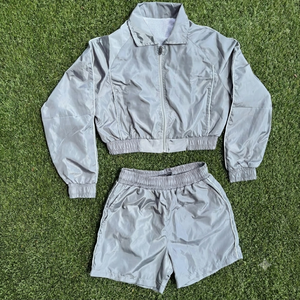 Ensemble de survêtement gris pour femme, manches longues, fermeture éclair, short sportif, polyester léger, tenue d'été, coupe classique, couleur unie - Product Image 1