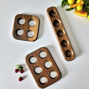 Estante para huevos de madera hecho a mano con textura orgánica y diseño práctico para un almacenamiento ordenado de huevos en la encimera de la cocina. - Product Image 3