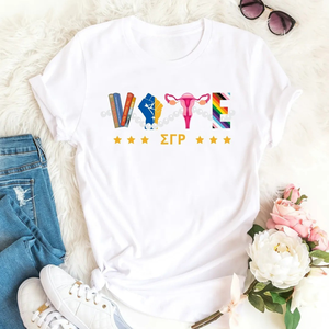 เสื้อยืดสีขาวพิมพ์ลายกราฟิกสำหรับผู้หญิง ลายสมาคมนักศึกษากรีก แขนสั้น คอกลม สไตล์ลำลอง สำหรับการเลือกตั้ง  แบบสั่งทำได้ทั้งตัว - Product Image 1