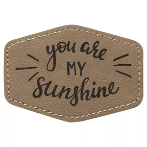 Écussons en cuir personnalisés de haute qualité pour chapeaux, étiquettes à logo en relief pour accessoires vestimentaires, fournisseur en gros - Product Image 1