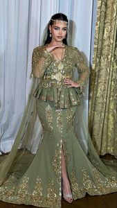 Robe de mariée traditionnelle verte brodée, longue jusqu'au sol, pour femme, style ajusté en soie avec voile et accents dorés - Product Image 2