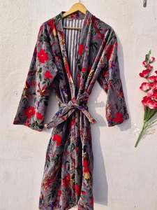 Bata Kimono Acolchada de Terciopelo con Estampado de Pájaros Grises, Chaqueta Larga Forrada Hecha a Mano Estilo Boho, Abrigo de Invierno para Mujer, Venta al por Mayor Personalizada - Product Image 1