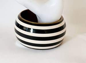 Bracelet manchette tendance en résine noire avec lettres argentées, bracelet de poignet en acrylique pour femme, bijou en plastique avec inscription - Product Image 4