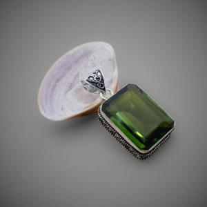 Pendentif rectangulaire en pierre précieuse vert péridot – Pendentif en argent plaqué - Product Image 1