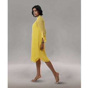 Elegante Vestido Casual Estilo Túnica Amarillo con Textura Suave, Detalle de Cuello Elegante y Diseño Fresco hasta la Rodilla - Product Image 3
