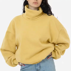 Haut à col montant oversize de style mode sélectionné, conçu pour un port quotidien en superposition, offrant un confort supérieur et un style décontracté contemporain. - Product Image 1