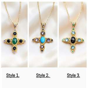 Collar con colgante de cruz de ónix negro ovalado estilo antiguo con detalles de circonita cúbica de corte redondo, cadena chapada en oro de 18k. - Product Image 6