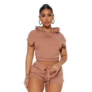 Ensemble décontracté pour femme : crop top sans manches à capuche et short, personnalisable avec tissu et logo imprimés, couleur unie, style streetwear, collection printemps - Product Image 1