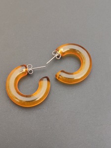 Pendientes de Resina en Forma de C, Color Ámbar, Aros de Plástico, Diseño Exquisito - Product Image 6