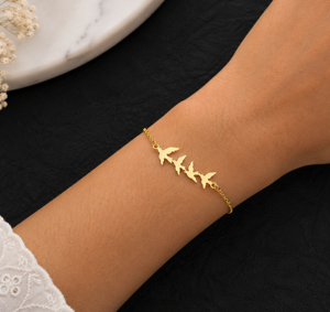 Pulsera de Cadena Chapada en Oro de Plata 925 para Mujer, Joyería Fina Minimalista para Uso Diario, Diseño con Patrón de Pájaros en Tono Oro de 22K - Product Image 4
