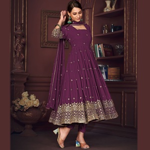 Costume Anarkali pour femmes, élégant, violet, manches 3/4, en crêpe de georgette, semi-couture, pour les mariages et les occasions festives - Product Image 1
