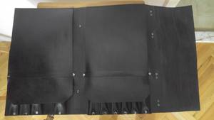 กระเป๋าใส่มีดหนังแท้แบบพกพา ทนทาน คุณภาพระดับ OEM สำหรับเก็บมีดเชฟในครัว พร้อมตัวเลือกปรับแต่งได้ รุ่น LKR-0358 - Product Image 2