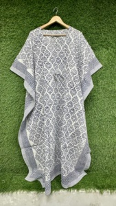 Robe longue kaftan bleue et blanche pour femme, imprimé ethnique, kaftan fluide à manches larges, coupe ample, idéale pour les vacances à la plage ou les centres de villégiature - Product Image 5
