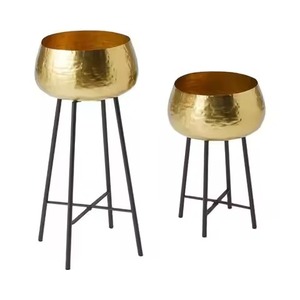 Soporte para plantas de liberación directa Most Wanted, de metal dorado brillante, con estructura circular de malla de alambre, para plantas verdes en interiores de vestíbulos de hoteles - Product Image 3